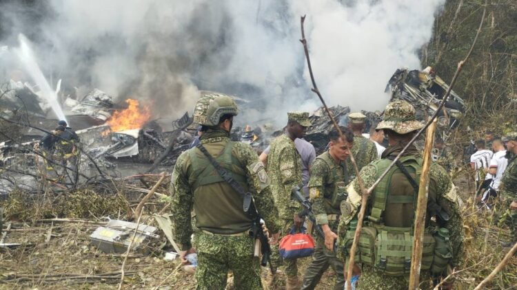 34 muertos por choque de avión militar en Colombia
