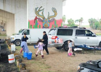 FESTEJO A MEDIAS Frío y lluvias no frenan la ‘coneja’