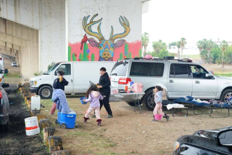 FESTEJO A MEDIAS Frío y lluvias no frenan la ‘coneja’
