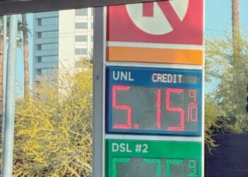 POR CONFLICTO EN IRÁN Supera galón de gasolina los 4 dls