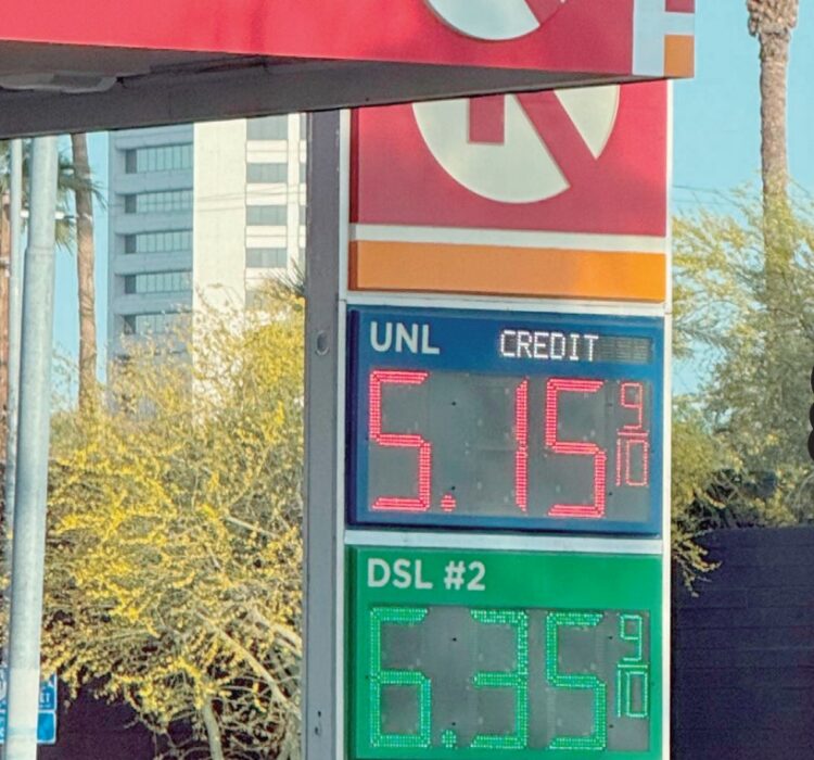 POR CONFLICTO EN IRÁN Supera galón de gasolina los 4 dls