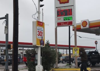 CON CENTAVOS DE DIFERENCIA Baja ligeramente costo de la gasolina