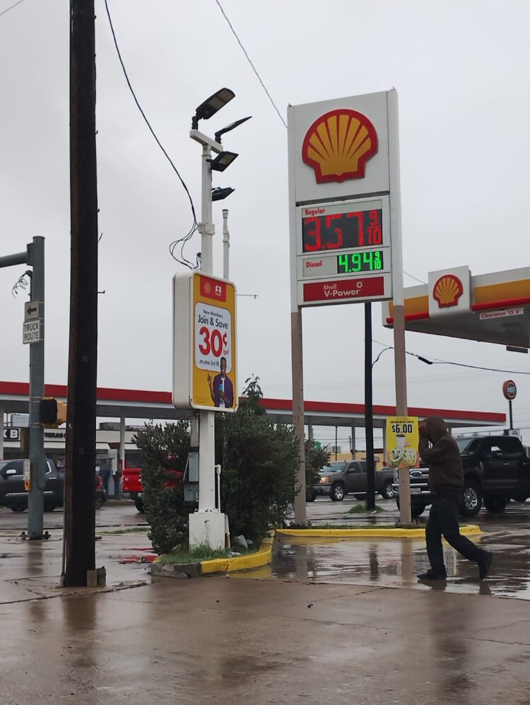 CON CENTAVOS DE DIFERENCIA Baja ligeramente costo de la gasolina