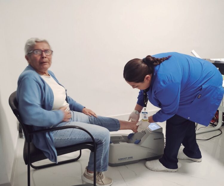 EN LA CRUZ ROJA Asisten a detección de osteoporosis