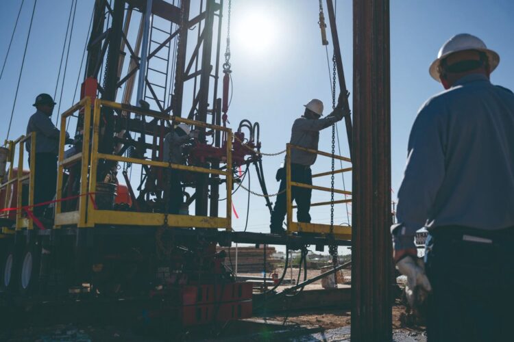 POR REAPERTURA DE ESTRECHO DE ORMUZ Caen precios del petróleo y dólar