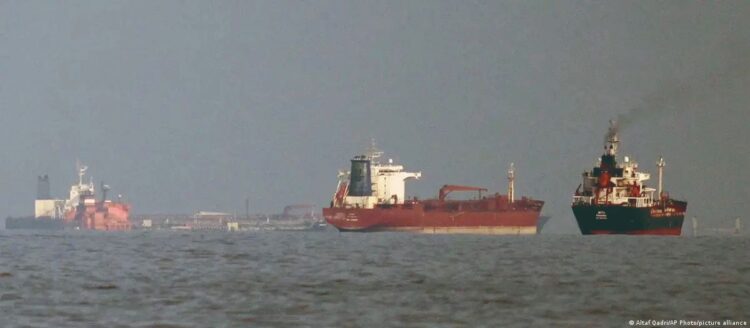 POR EL CIERRE DEL ESTRECHO Guerra atrapa a 20 mil marineros en Ormuz