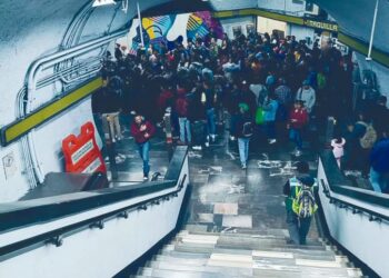 EN LA LÍNEA 3 DEL METRO Reportan caída masiva de escaleras eléctricas