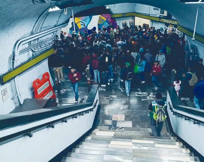 EN LA LÍNEA 3 DEL METRO Reportan caída masiva de escaleras eléctricas