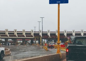 PUENTE JUÁREZ-LINCOLN Intenta cruzar por carril equivocado