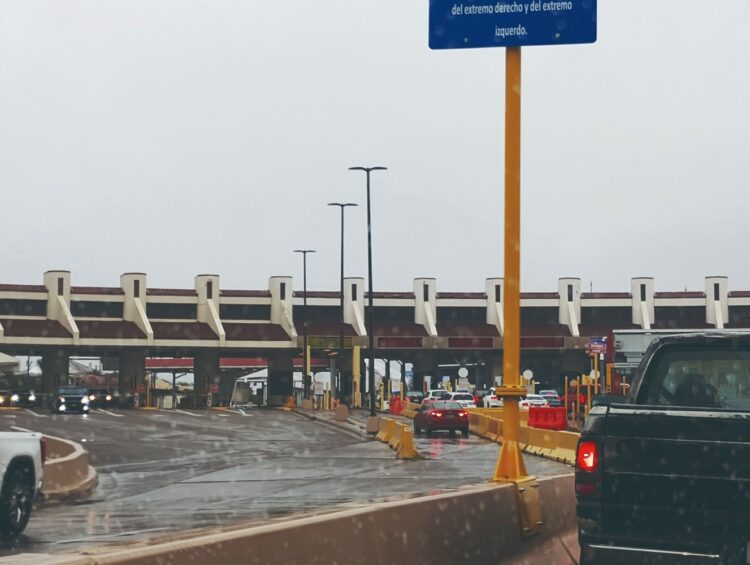 PUENTE JUÁREZ-LINCOLN Intenta cruzar por carril equivocado