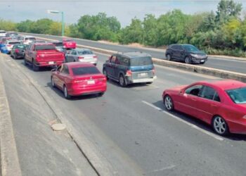 LLAMAN A TOMAR PRECAUCIONES Saturan turistas el Puente II
