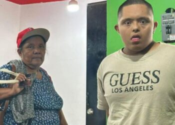 Piden apoyo para joven con discapacidad y su madre