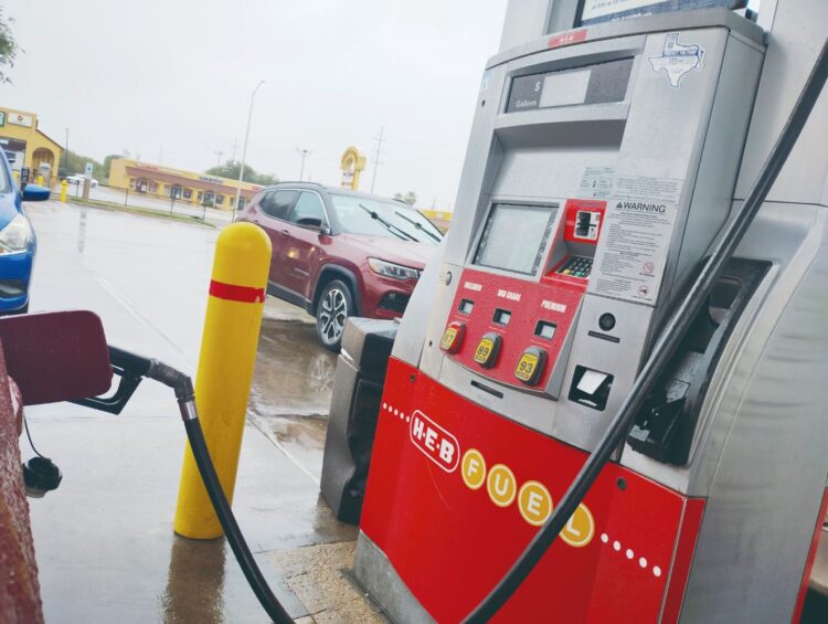 EN LOS CONDADOS DE ZAPATA Y WEBB Se mantiene variable precio de la gasolina