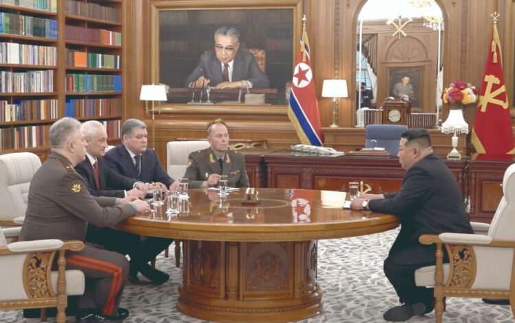 DELEGACIÓN RUSA VISITA PYONGYANG Kim Jong-un fortalece lazos militares con Rusia