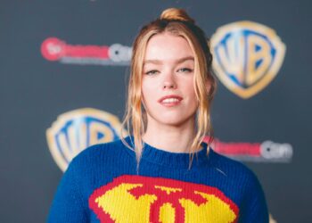 CON MILLY ALCOCK Confirman panel de “Supergirl”