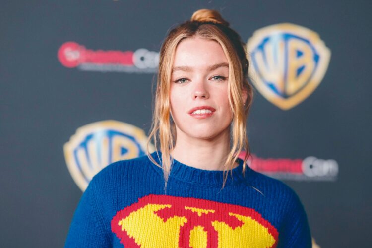 CON MILLY ALCOCK Confirman panel de “Supergirl”