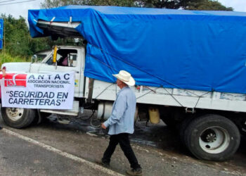 Anuncian transportistas bloqueo carretero
