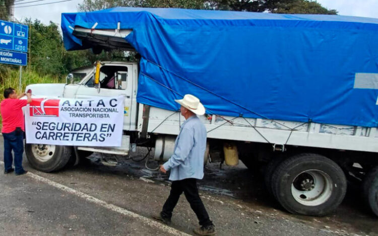 Anuncian transportistas bloqueo carretero