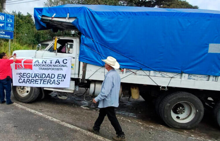 Anuncian transportistas bloqueo carretero