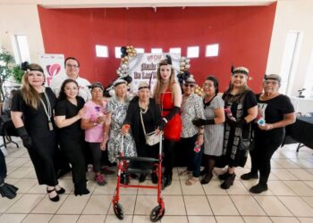 Celebran a mamás de casa club del adulto activo