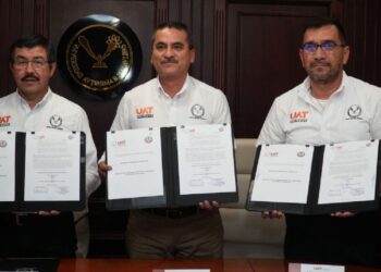 Firman convenio de revisión salarial UAT y SUTUAT