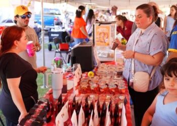 LO IMPULSA EL GOBIERNO MUNICIPAL Disfrutan bazar del Día de las madres