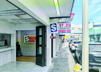 PAGAN MÁS PARA CONSEGUIRLO Escasean dólares en casas de cambio