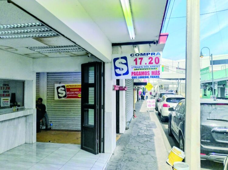 PAGAN MÁS PARA CONSEGUIRLO Escasean dólares en casas de cambio