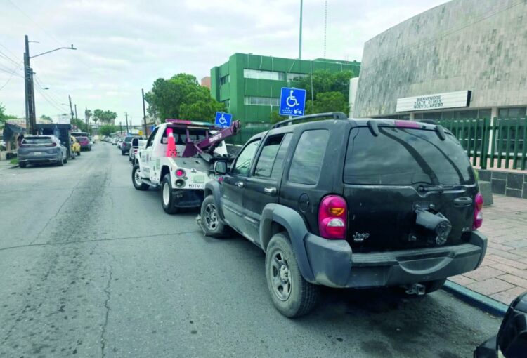 ¡CERO TOLERANCIA! Autos mal estacionados van directo al corralón