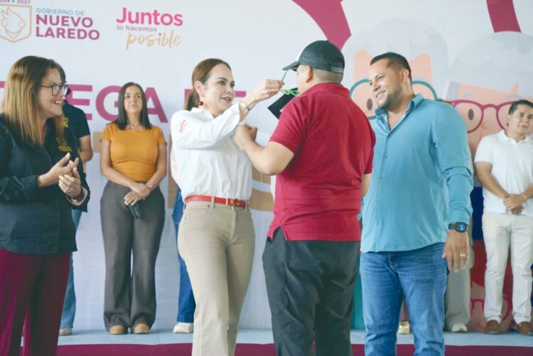 ALCALDESA CARMEN LILIA CANTUROSAS ENTREGA LENTES Impulsa gobierno de NLD salud visual