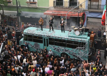 TOMAN LAS CALLES DEL CENTRO HISTÓRICO U2 sorprende a sus fans mexicanos