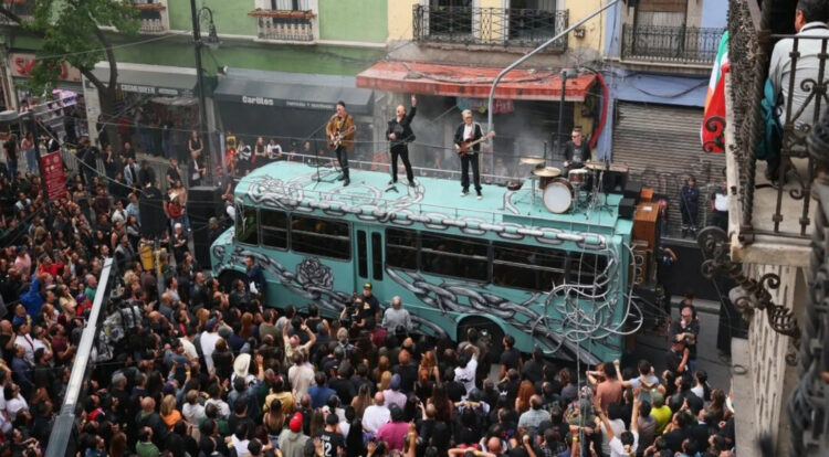 TOMAN LAS CALLES DEL CENTRO HISTÓRICO U2 sorprende a sus fans mexicanos