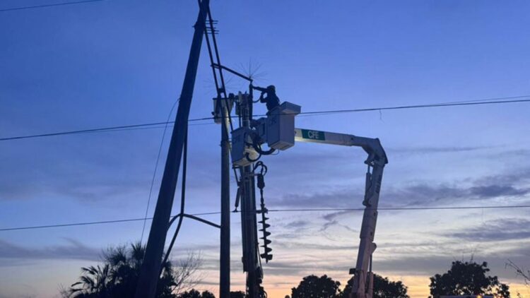 POR POTENTE TORMENTA DEL LUNES Deja sin luz a 50 mil usuarios