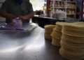 GOLPE A LA ECONOMÍA FAMILIAR N Sube a 32 pesos kilo de tortilla
