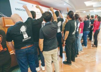 A POCOS DÍAS DE INICIAR EL MUNDIAL Controladores aéreos emplazan a huelga