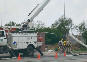 CUADRILLAS DE CFE REPARARON EL DAÑO Tormentas derribaron 10 postes