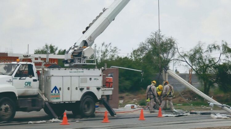 CUADRILLAS DE CFE REPARARON EL DAÑO Tormentas derribaron 10 postes