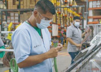 POR COBRO DE ARANCELES Despiden a mil empleados