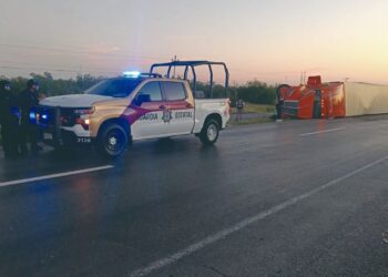 ENTRE CHOQUES Y VOLCADURAS Accidentes paralizan carretera nacional