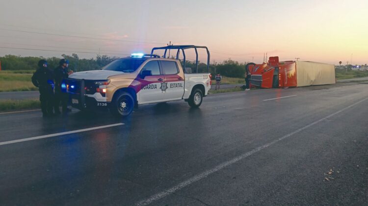 ENTRE CHOQUES Y VOLCADURAS Accidentes paralizan carretera nacional