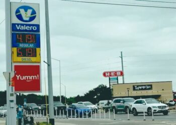 SE RESIGNA LA CIUDADANÍA Supera los 4.00 dls el galón de gasolina