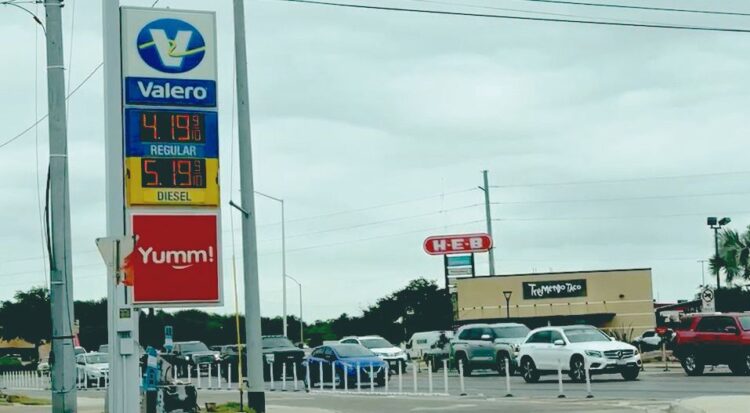 SE RESIGNA LA CIUDADANÍA Supera los 4.00 dls el galón de gasolina