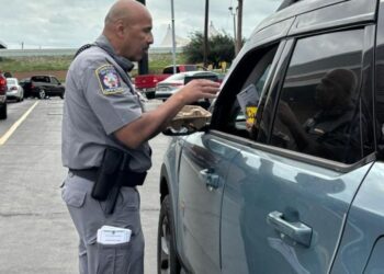 DAN RESPIRO A POLICÍAS Frenan ley que autorizaba arrestar a presuntos ilegales