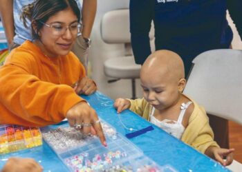 Luchan por tratamiento para niños con cáncer