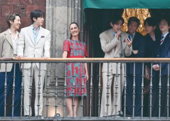 EL GRUPO SALUDA DESDE PALACIO NACIONAL ¡ARMYS de BTS invaden el Zócalo!