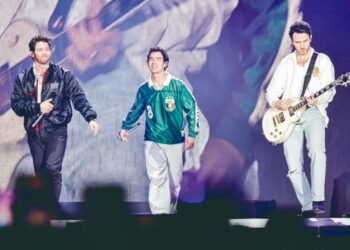 Los Jonas Brothers se ponen la camiseta