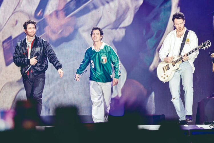 Los Jonas Brothers se ponen la camiseta