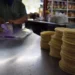 GOLPE A LA ECONOMÍA FAMILIAR N Sube a 32 pesos kilo de tortilla