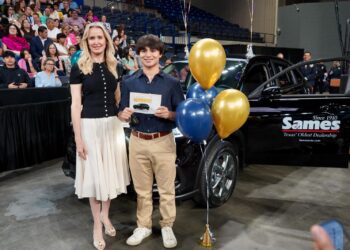 Por asistencia perfecta gana camioneta 2026