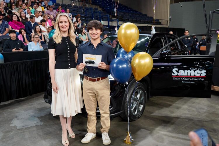 Por asistencia perfecta gana camioneta 2026